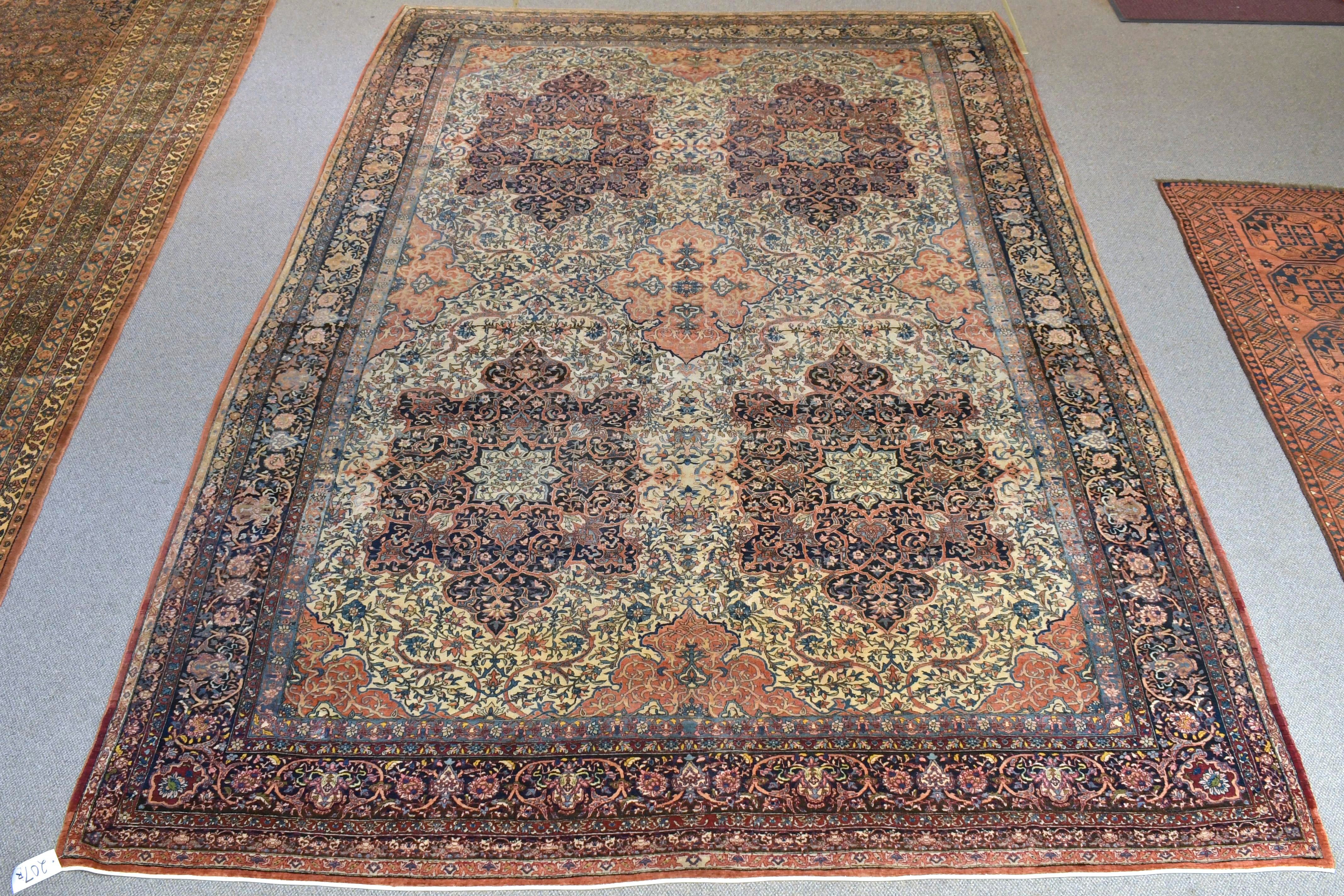 FINE LARGE ROOM SIZE PERSIAN RUG.