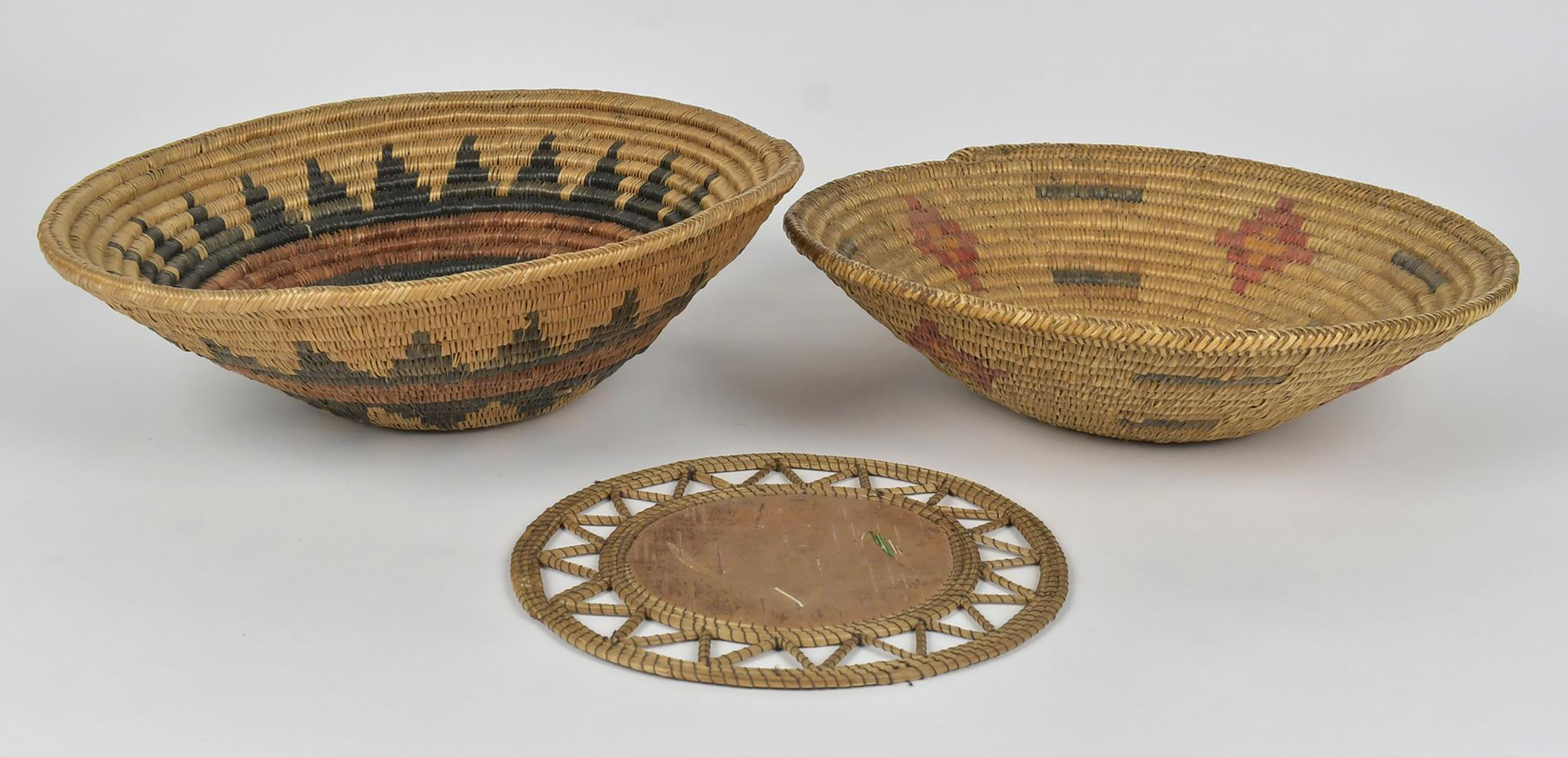 TWO SOUTHWEST NATIVE BOWL BASKETS 3ac9a1