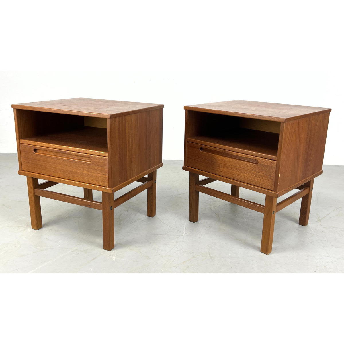 Pr Danish Modern Teak Nightstands 3acb2a