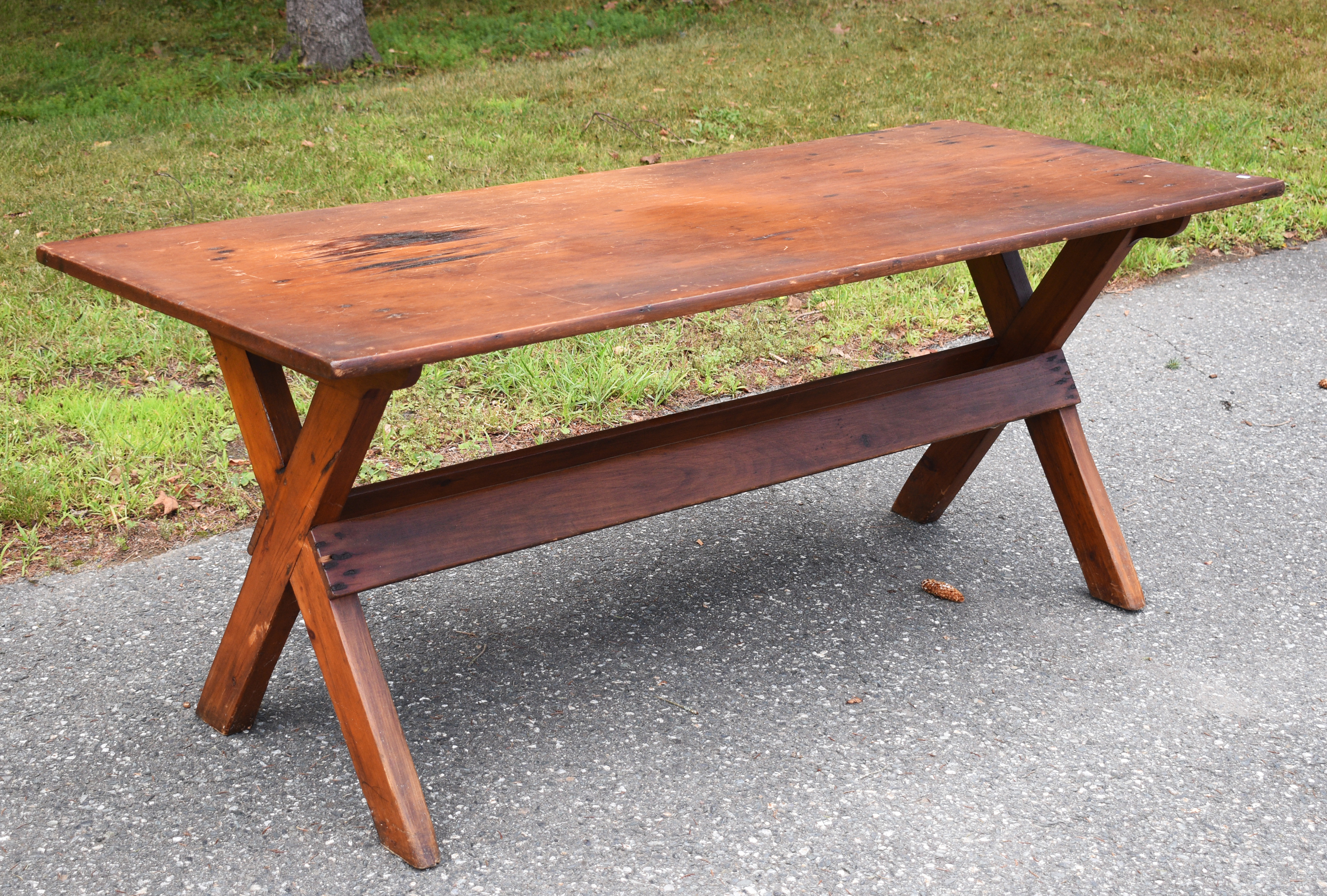 19TH C. COUNTRY PINE SAWBUCK TABLE.