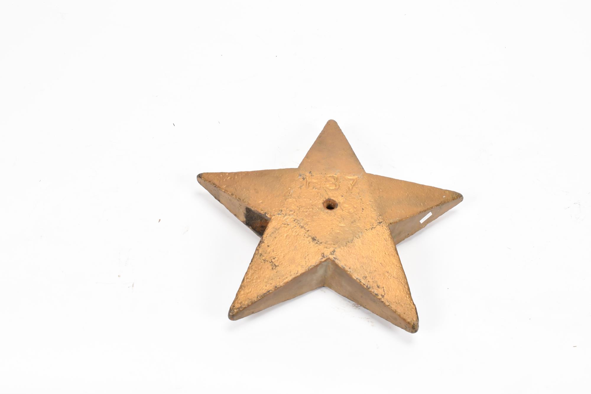 ANTIQUE STAR FORM IRON MILL WEIGHT  3acc6c