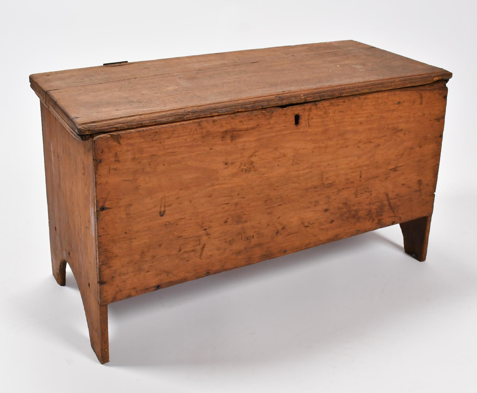 19TH C. CHILD'S SIZE BLANKET BOX.