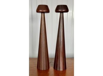 A pair of candlesticks in walnut 3acdf0