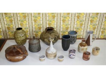 Assorted lot of studio pottery 3acdf8