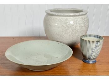 A group of ceramics, including: