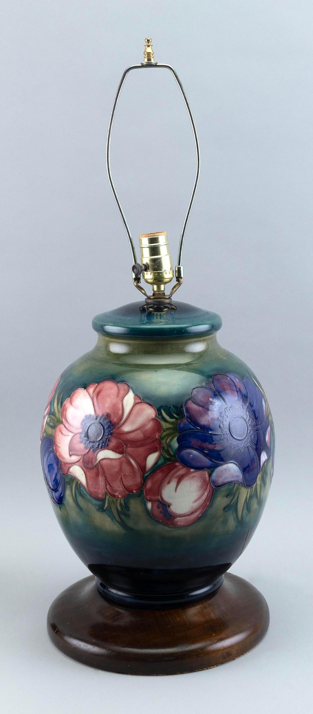 MOORCROFT PORCELAIN TABLE LAMP 3af73b