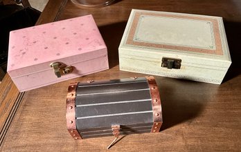 Three Vintage jewelry boxes. Condition: