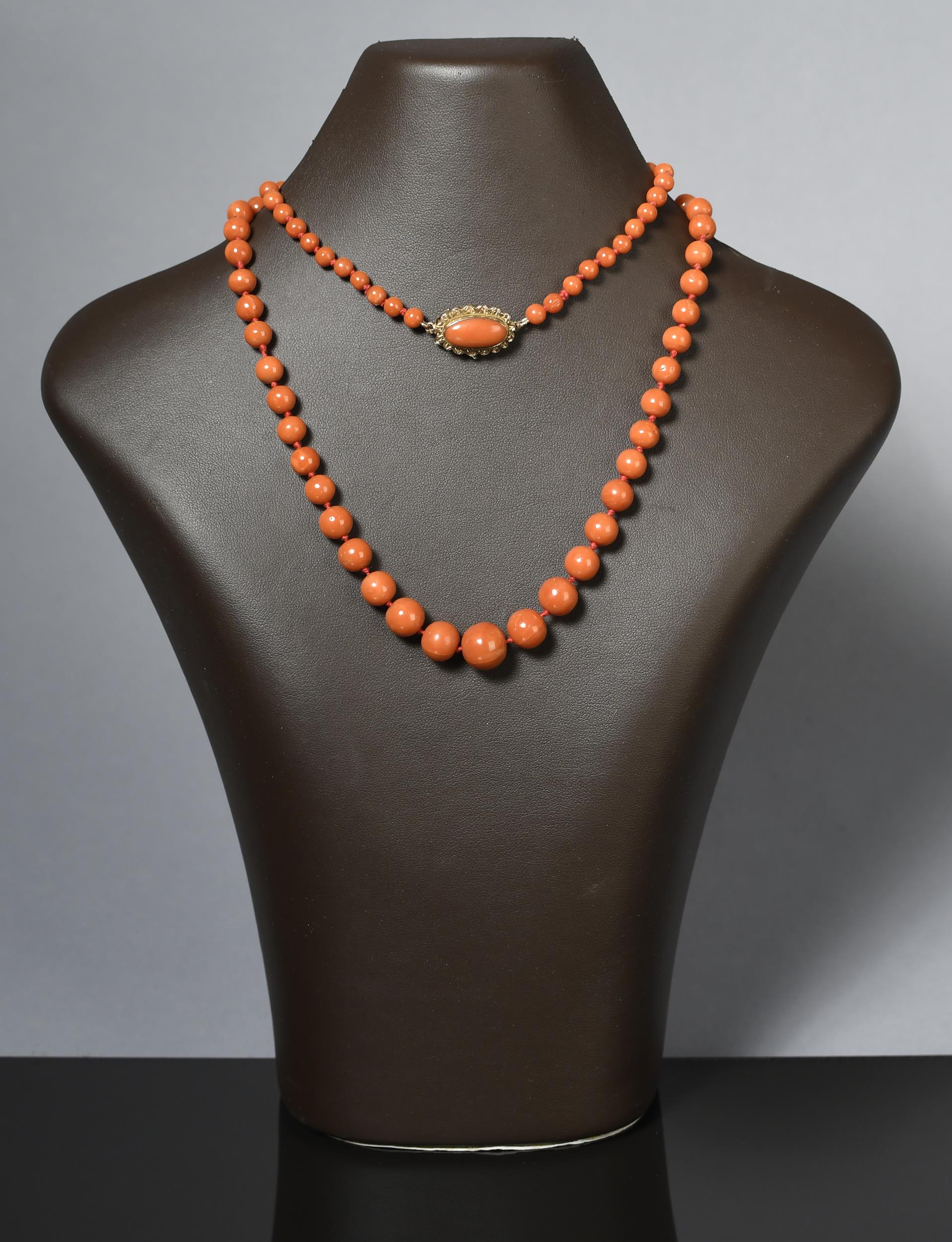 CORAL BEADED NECKLACE WITH 18K 3b0359