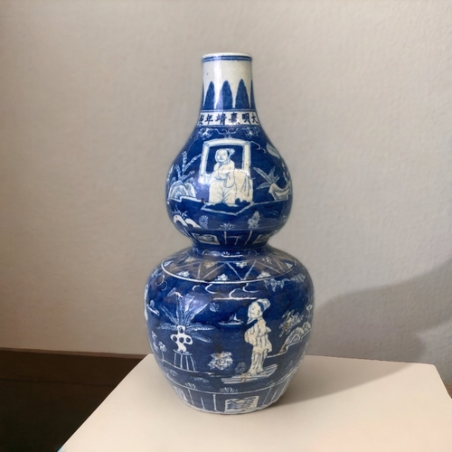 A LARGE CHINESE BLUE & WHITE PORCELAIN