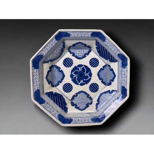 A LARGE CHINESE PORCELAIN OCTAGONAL 3b05df