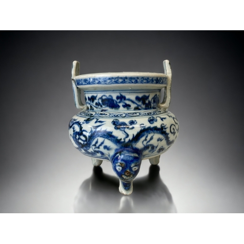 A CHINESE PORCELAIN TRIPOD DING FORM 3b05fe