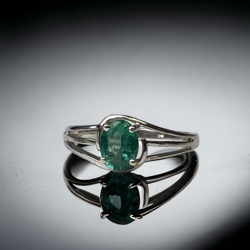 9ct white gold ladies Emerald ring 3b0652