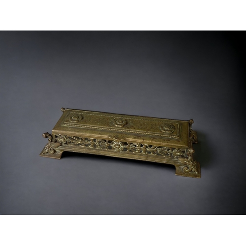 A 19TH CENTURY BRONZE DESK INKSTAND  3b06a7