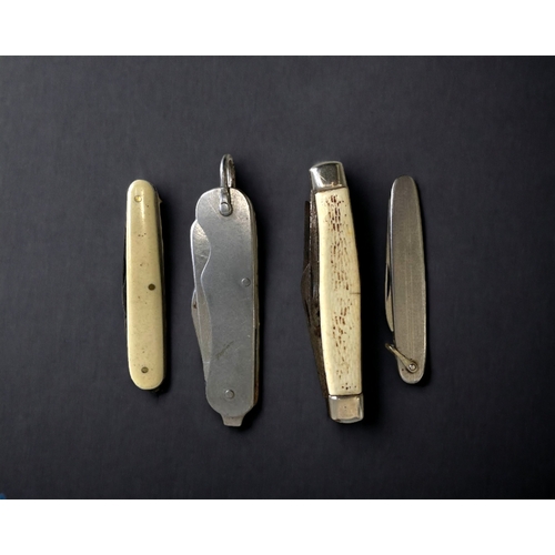 A 1952 WARRIS MILITARYISSUE POCKET KNIFE,