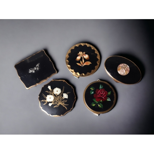 FIVE VINTAGE STRATTON LADIES COMPACTS.