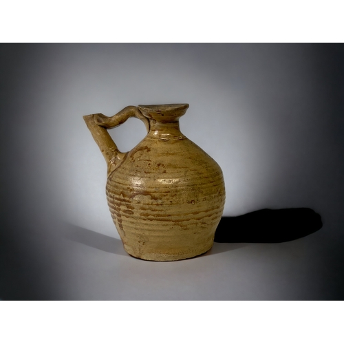 A CHINESE BUFF GLAZE POTTERY EWER.