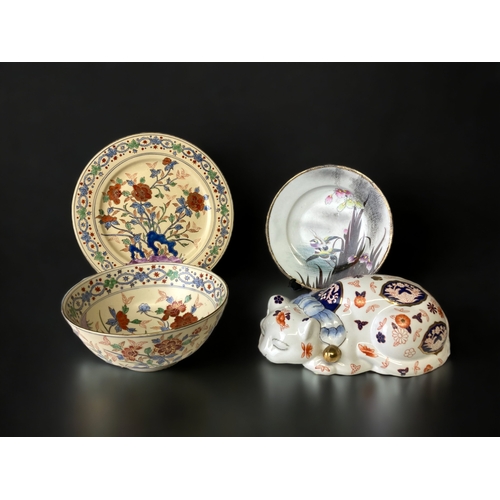 A COLLECTION OF CHINESE & JAPANESE PORCELAIN,