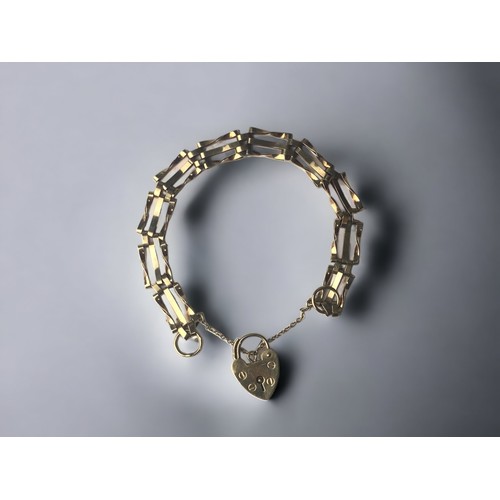 A 9ct gold 3 bar gate bracelet  3b079f
