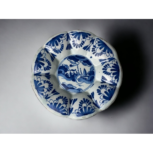 A LONDON DELFT LOBED BLUE WHITE 3b081e