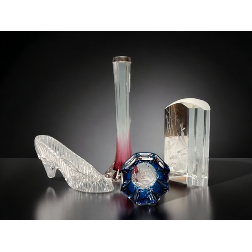 A COLLECTION OF ART GLASS INCLUDING 3b0832