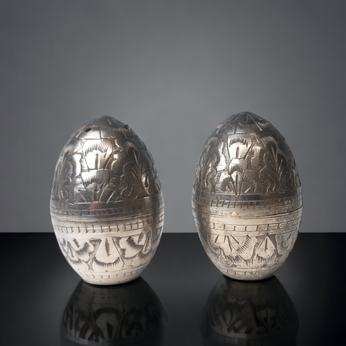 A PAIR OF INDIAN WHITE METAL EGG  3b08e6