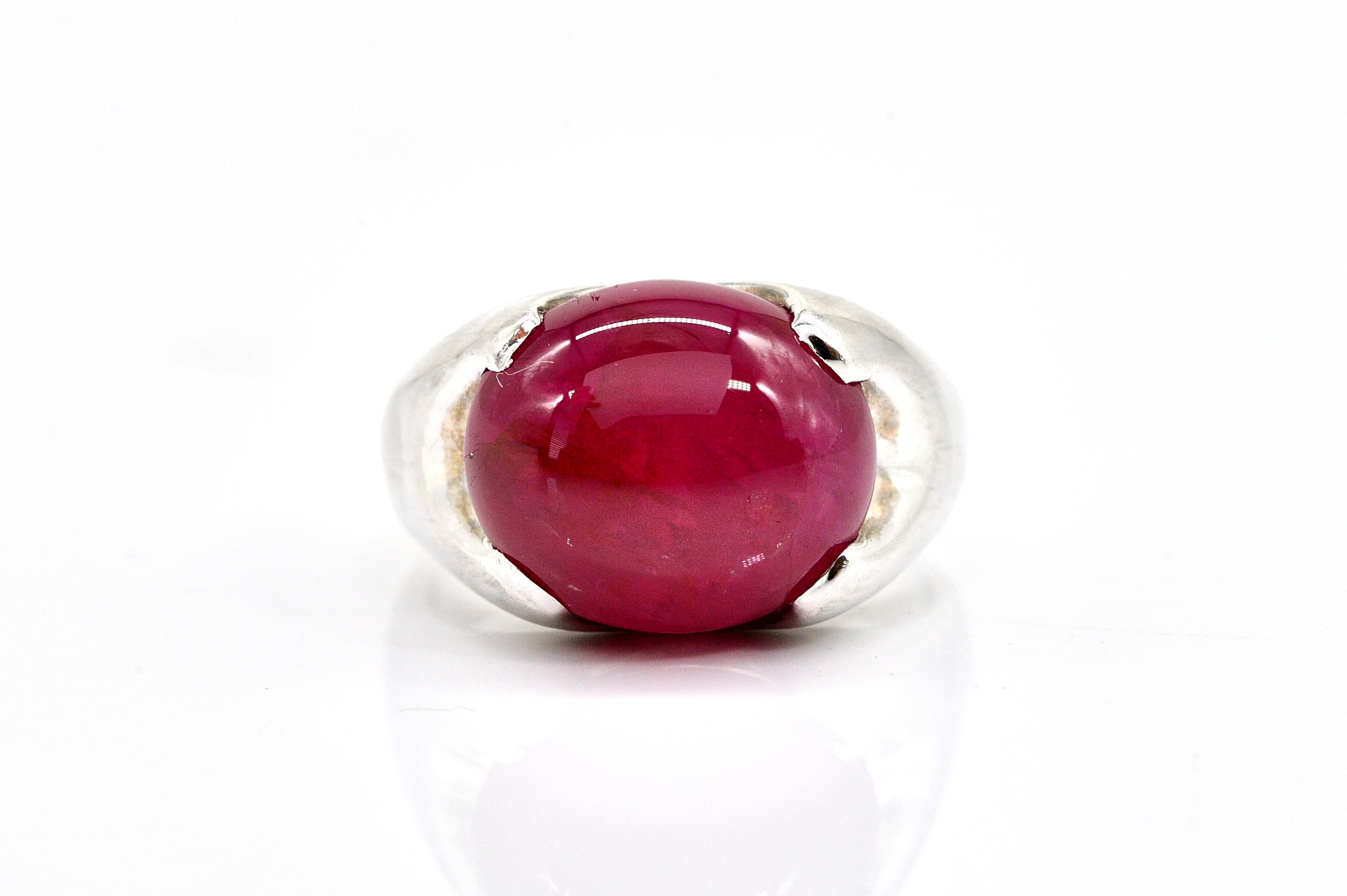 AN 18CT WHITE GOLD AND CABOCHON RUBY