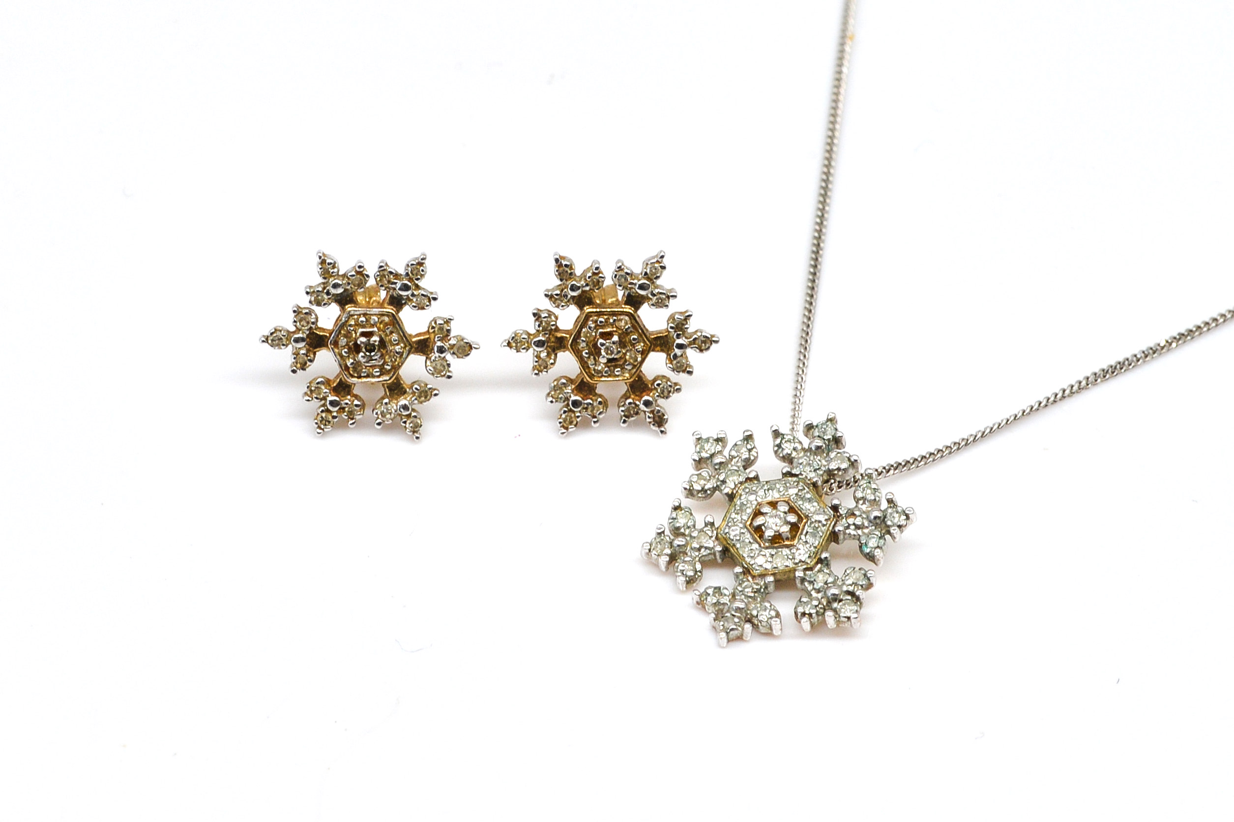 A 9CT GOLD AND DIAMOND SNOWFLAKE 3ae663