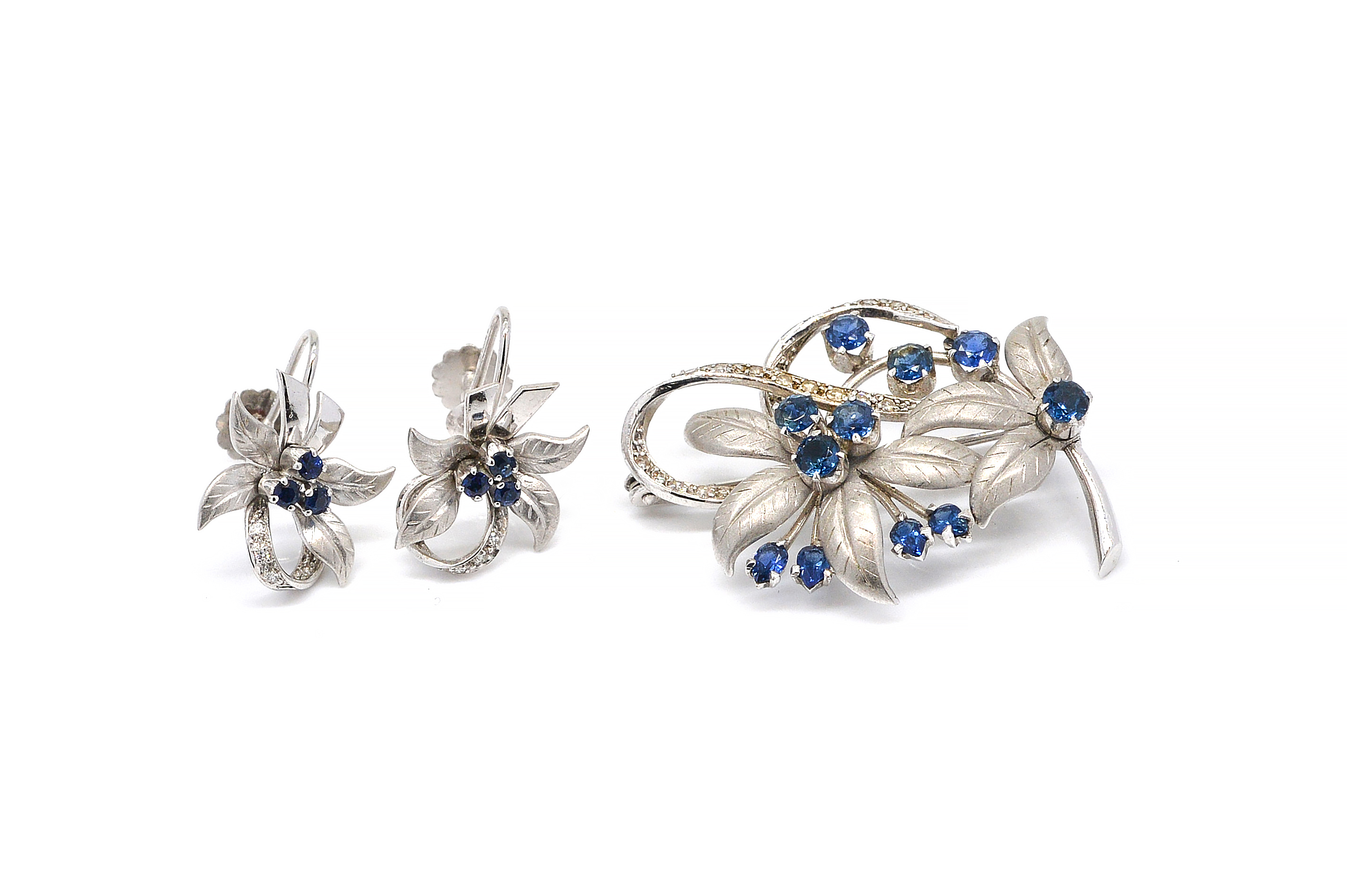 AN 18CT WHITE GOLD, SAPPHIRE AND
