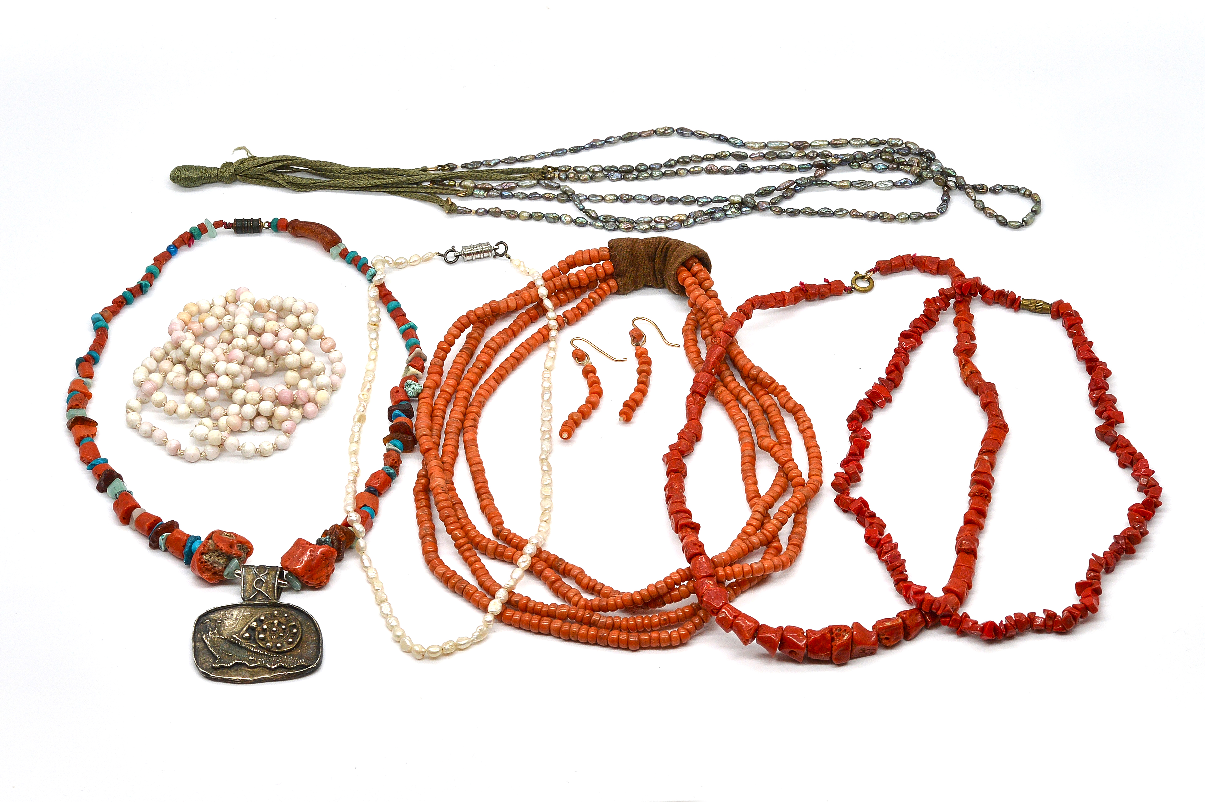 A FOUR ROW NECKLACE OF CORAL BEADS  3ae66a