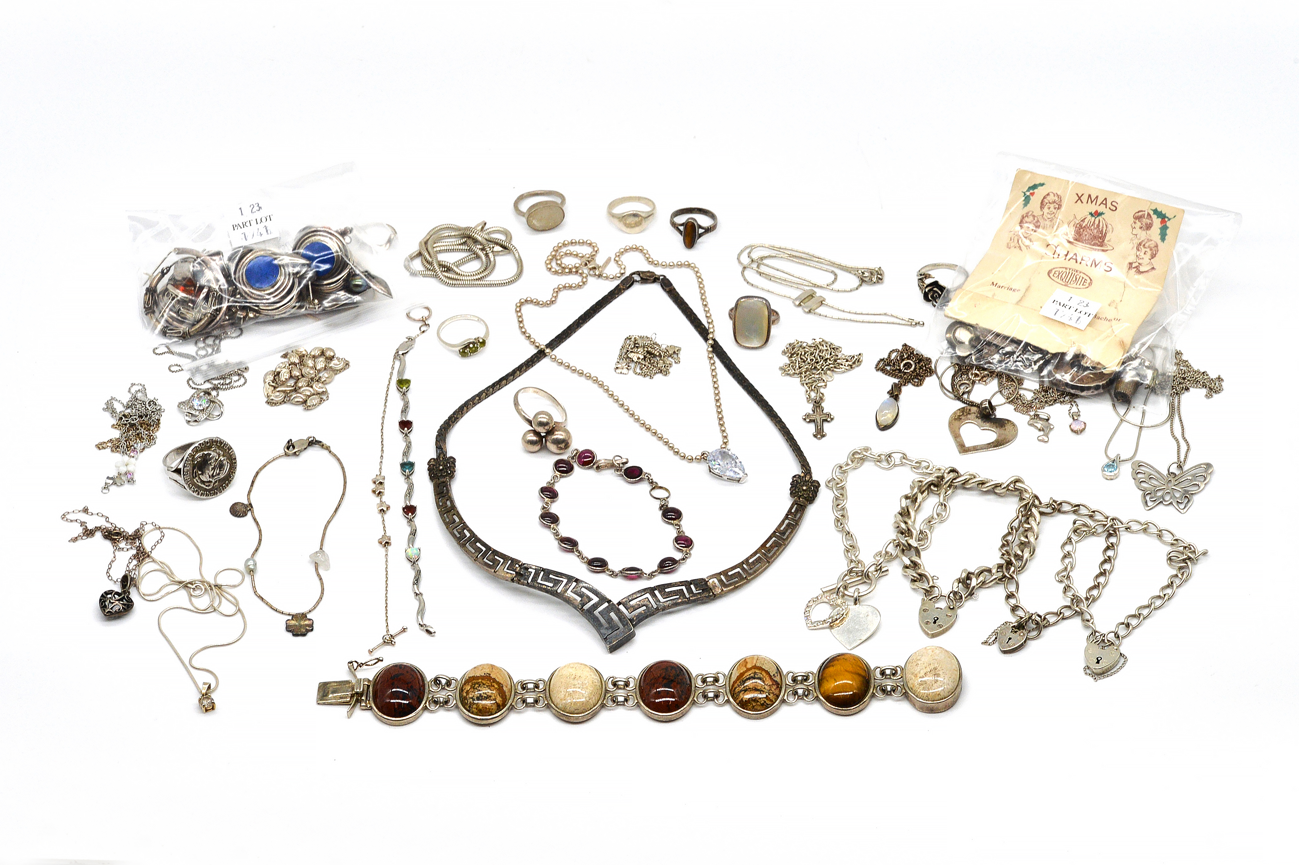 A GROUP OF MOSTLY SILVER JEWELLERY 3ae66d