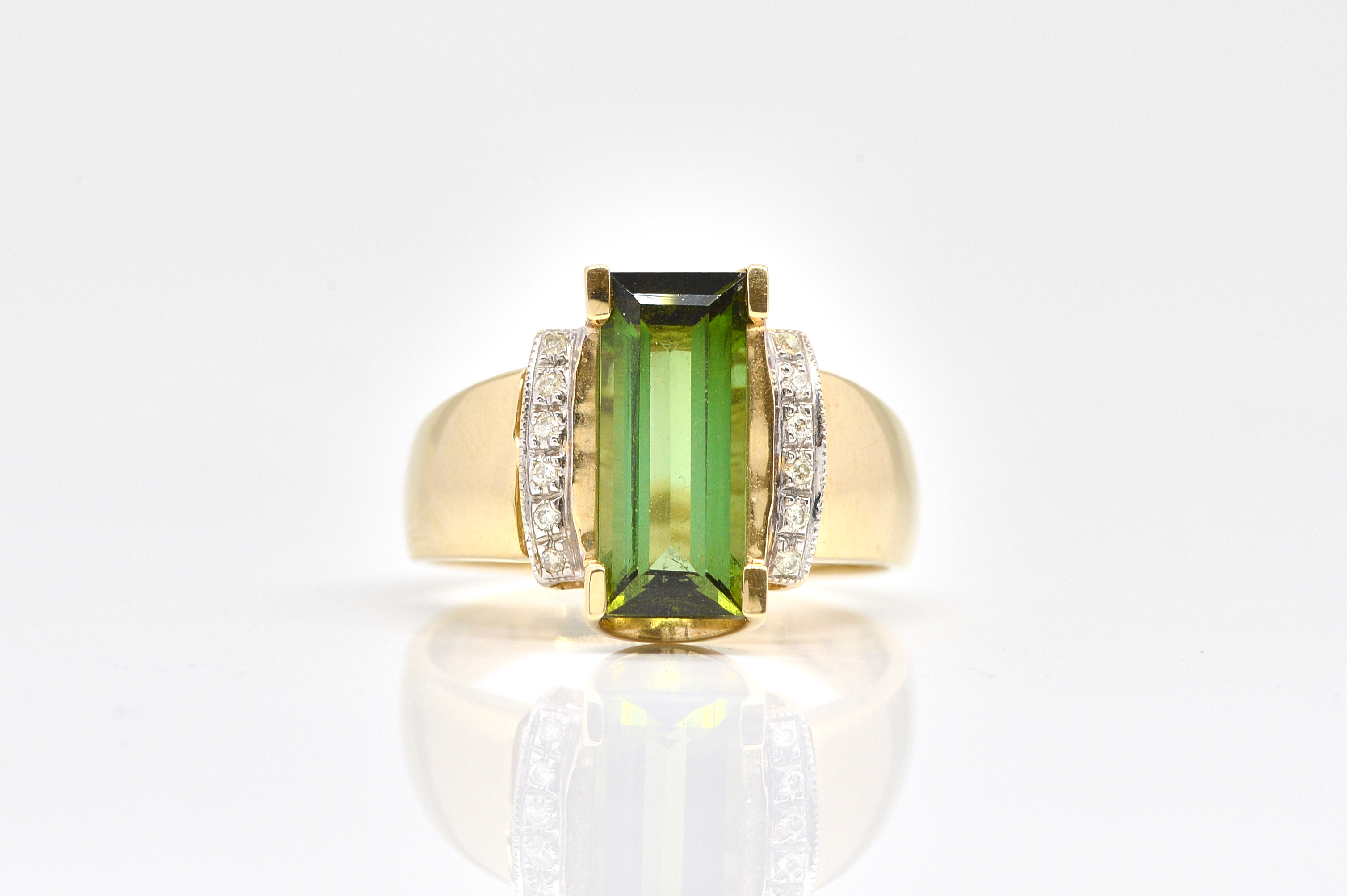 A 14CT GOLD, GREEN TOURMALINE AND