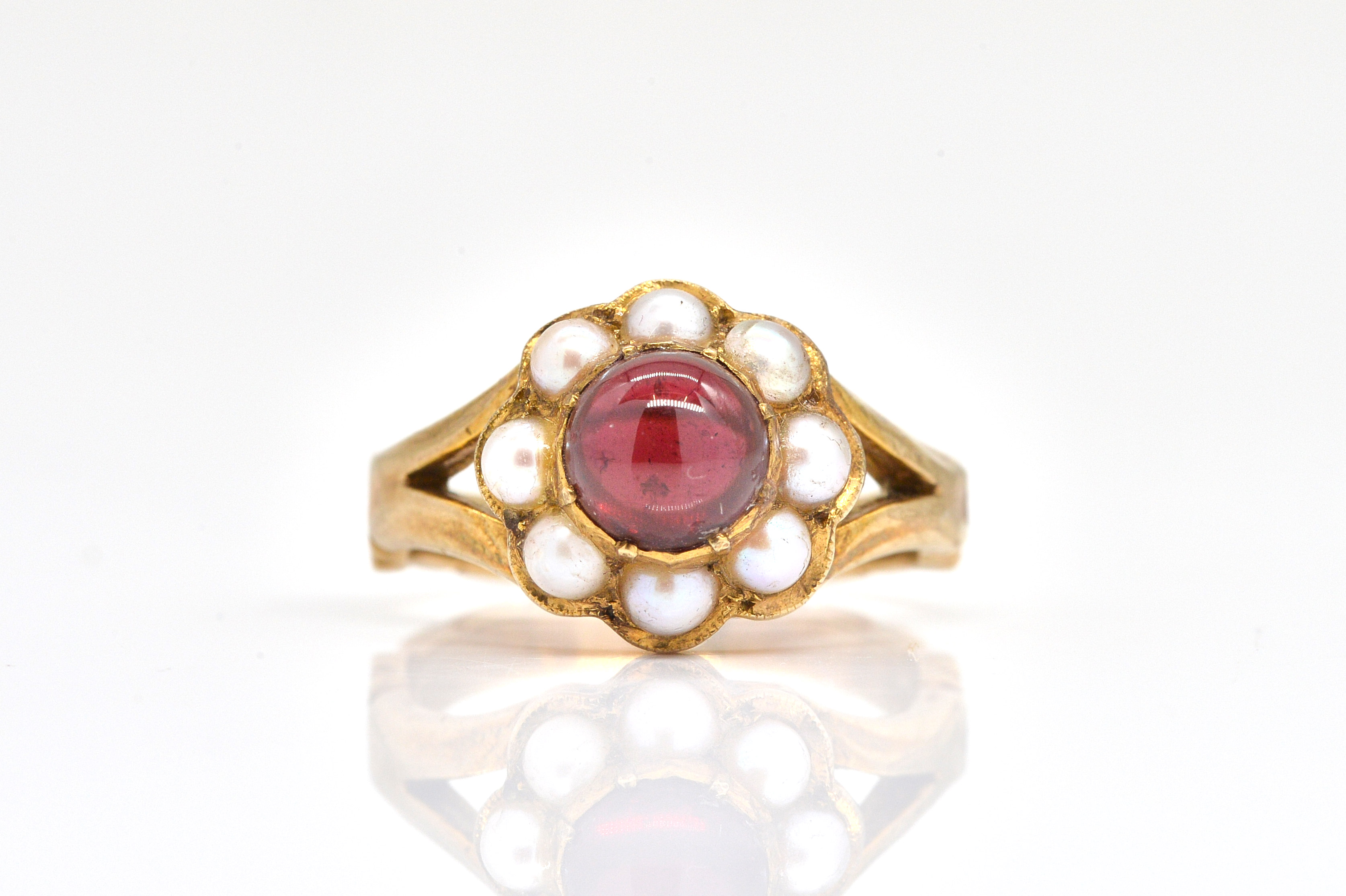 A 9CT GOLD CARBUNCLE GARNET AND 3ae681