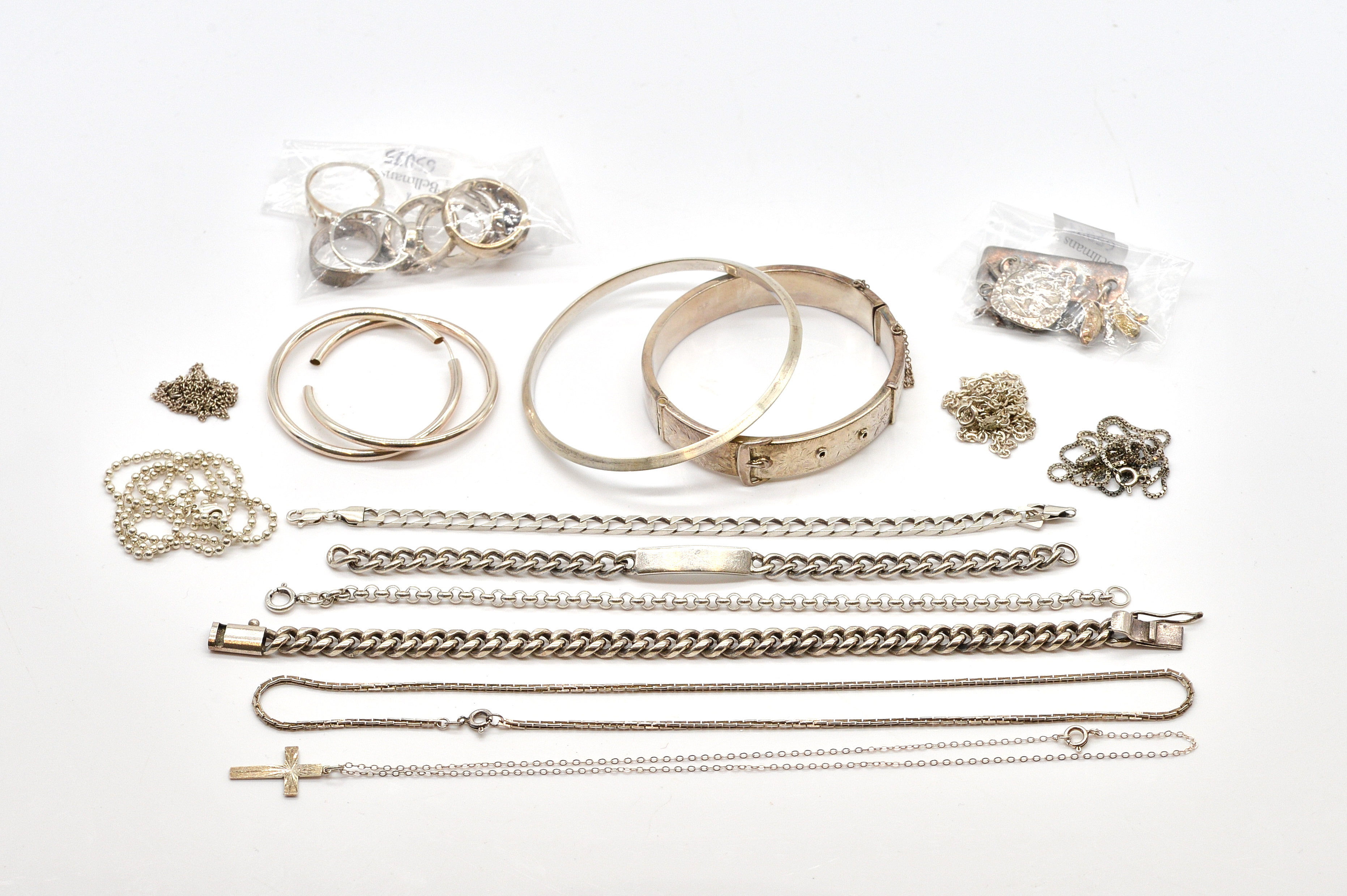 A GROUP OF SILVER JEWELLERY (25)