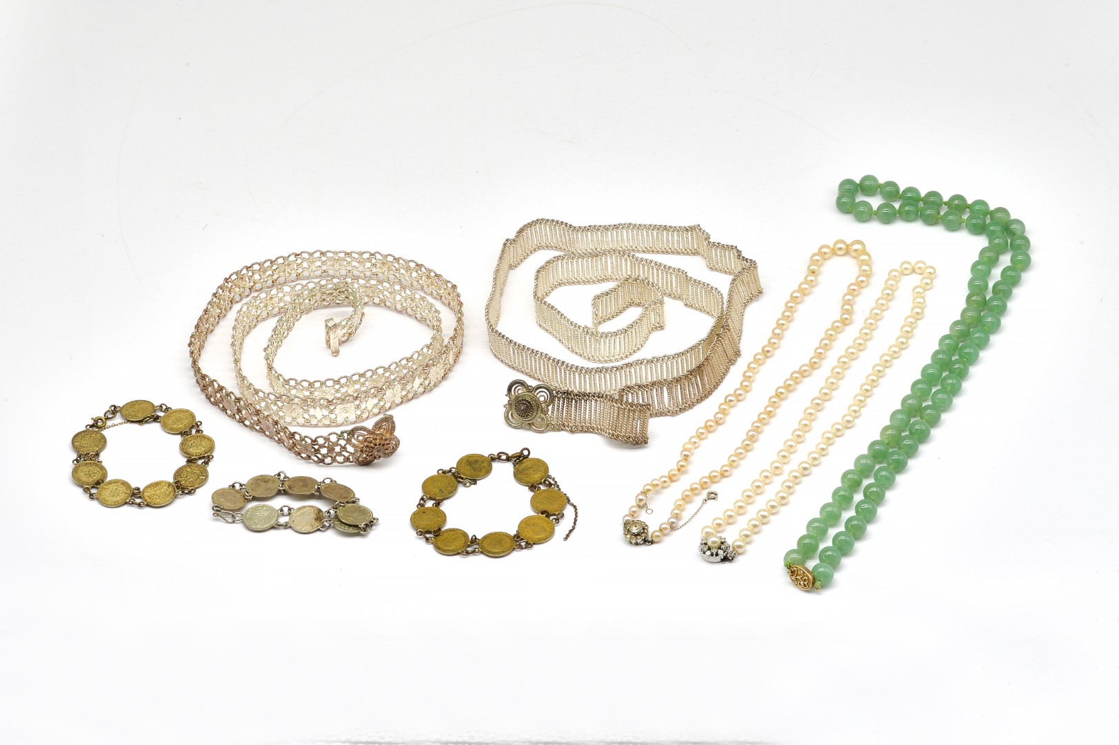 EIGHT ITEMS OF JEWELLERY 8 Comprising  3ae67a