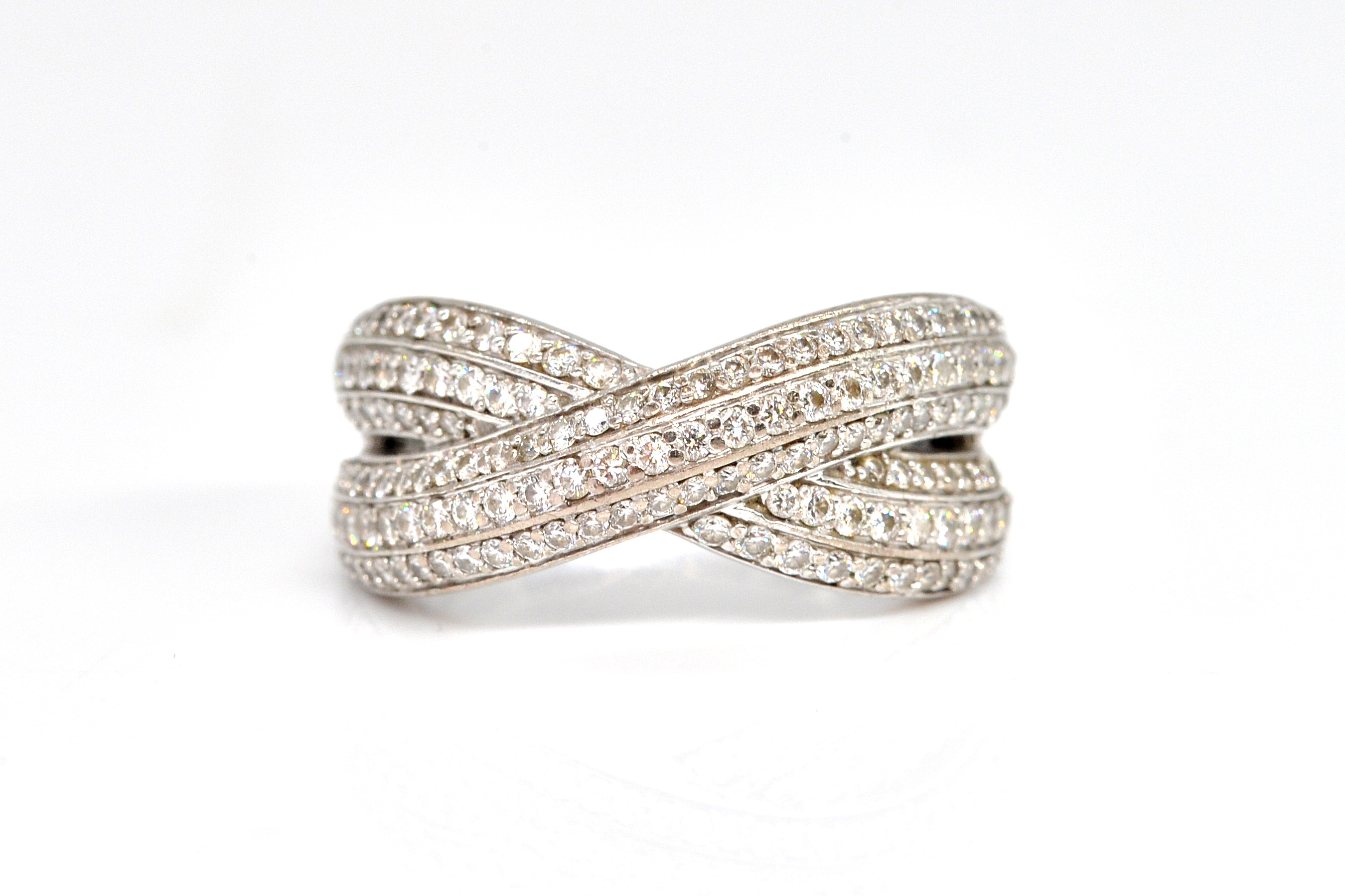 A WHITE GOLD AND DIAMOND CROSS 3ae686