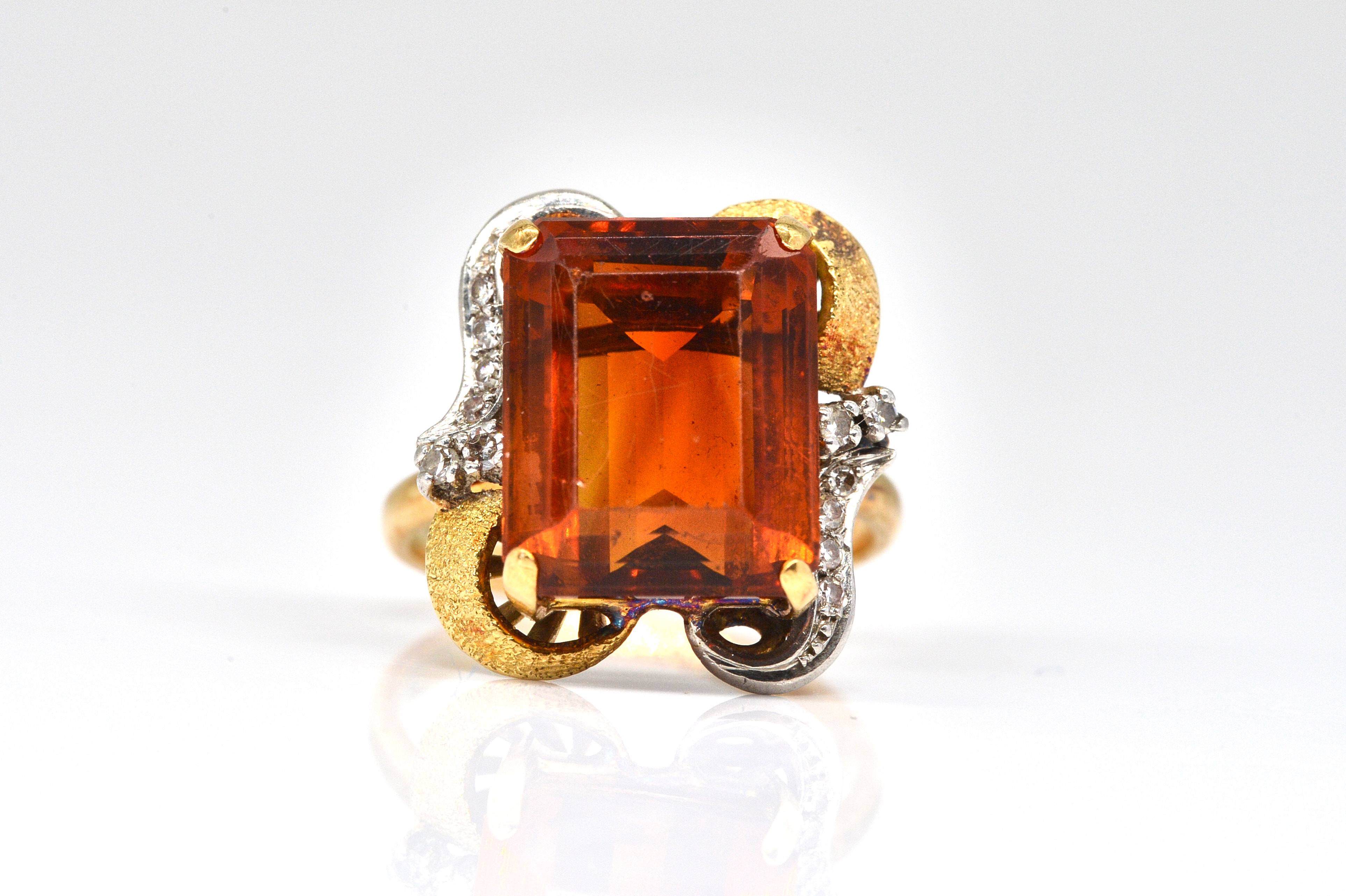 A GOLD CITRINE AND DIAMOND RING 3ae695