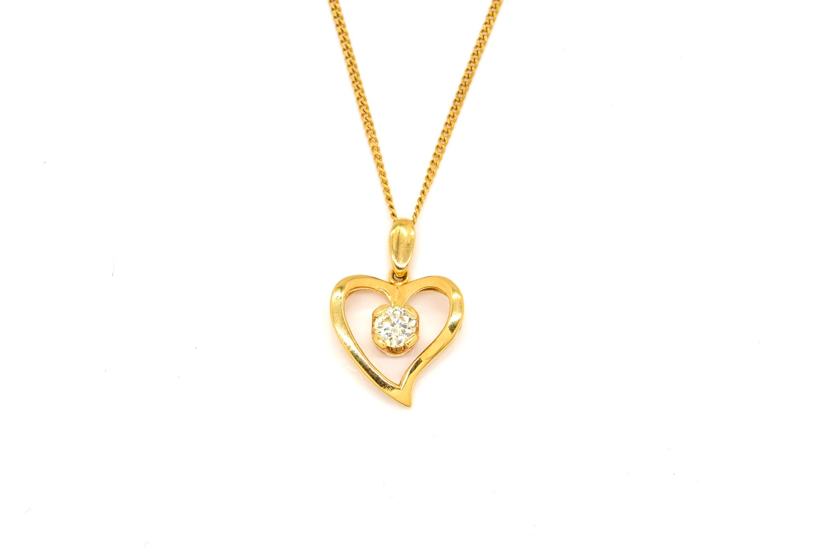 A GOLD AND DIAMOND HEART PENDANT 3ae696
