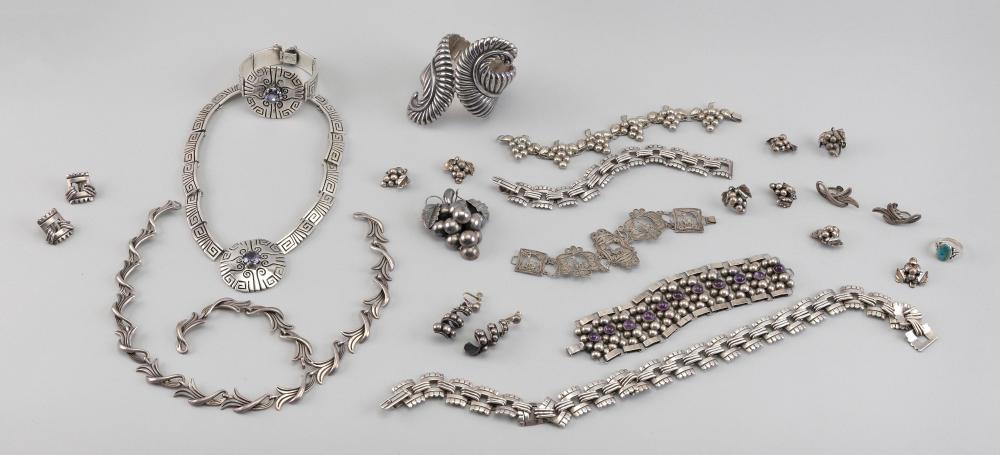 TWENTY SEVEN PIECES OF STERLING 3af597