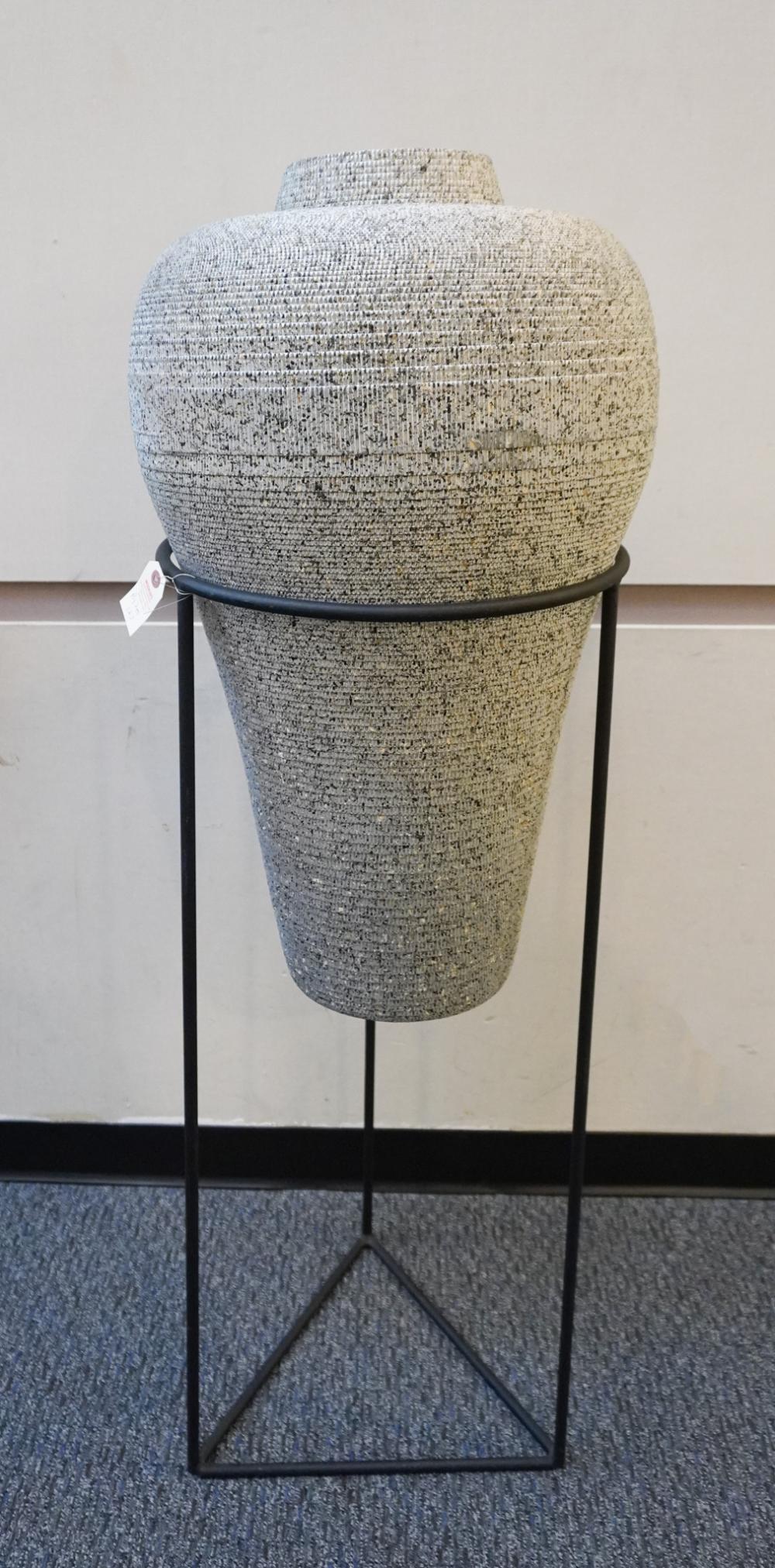 CONTEMPORARY COMPOSITE VASE ON 3b217d