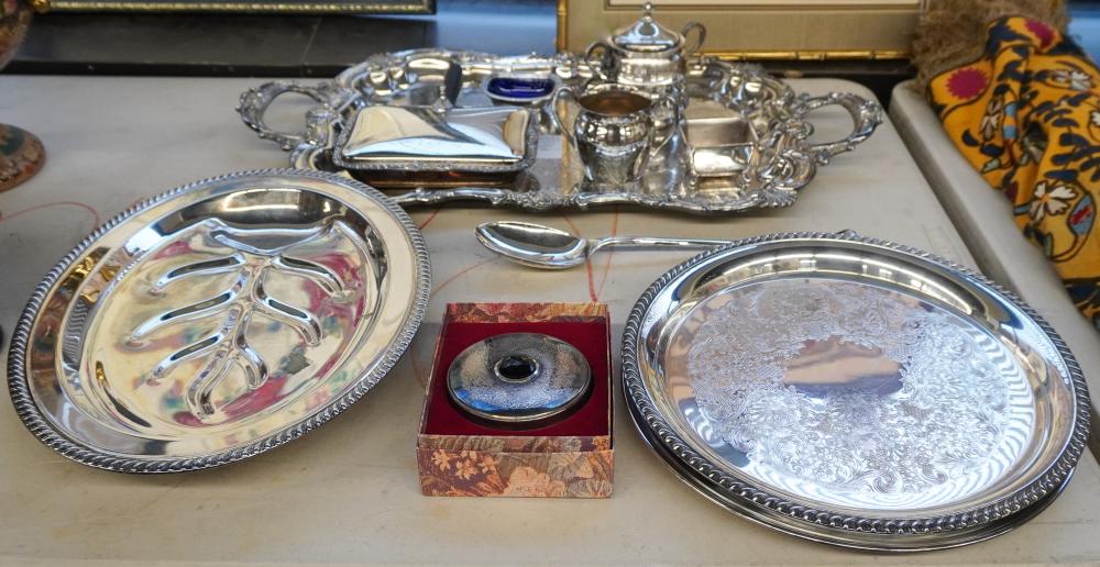 GROUP OF SILVERPLATE TRAYS AND