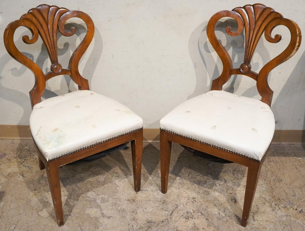 PAIR OF CONTINENTAL CARVED MAHOGANY 3b2342