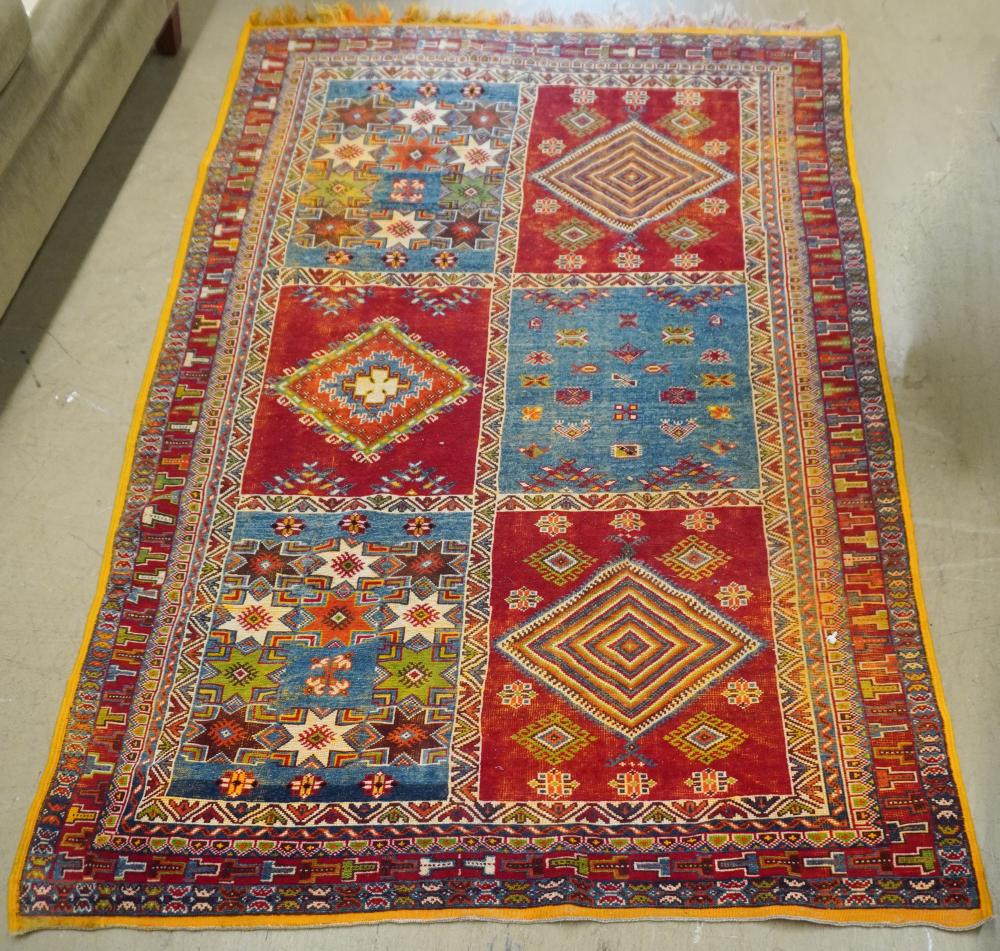 MOROCCAN RUG 9 FT 6 IN X 5 FT 11