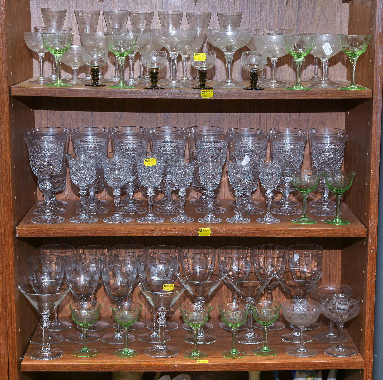 GOOD SELECTION OF GLASS TABLEWARE 3b2481