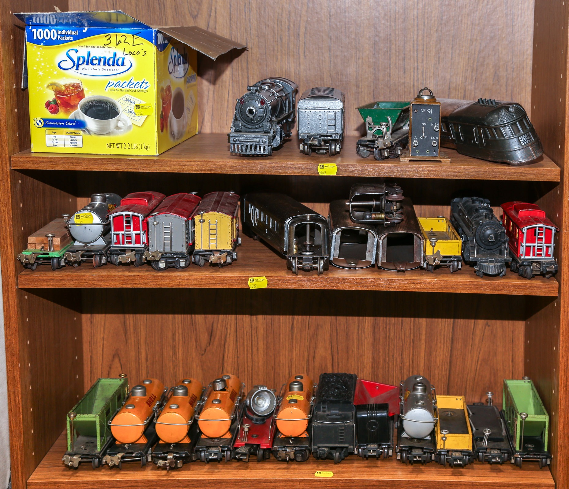 SELECTION OF LIONEL METAL TRAIN