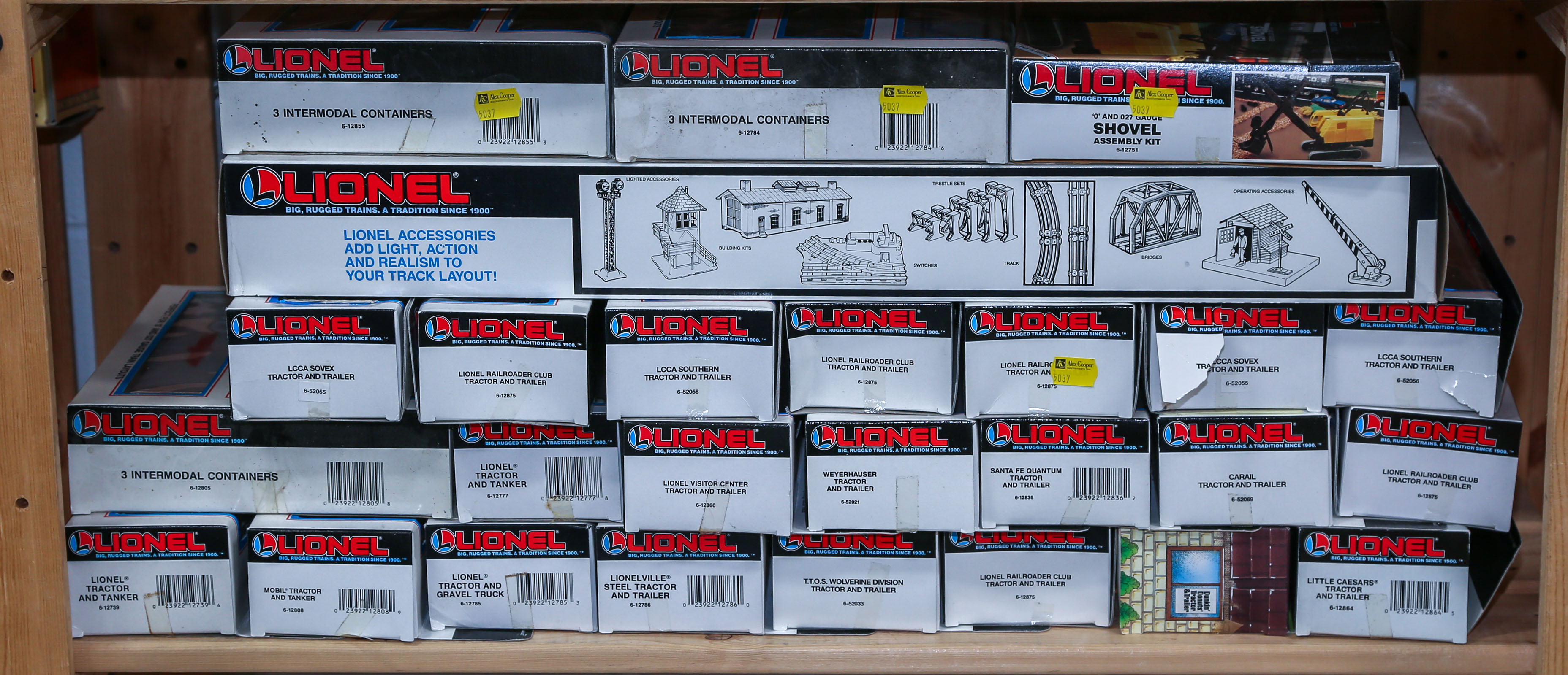 LARGE GROUPING OF LIONEL BOXED