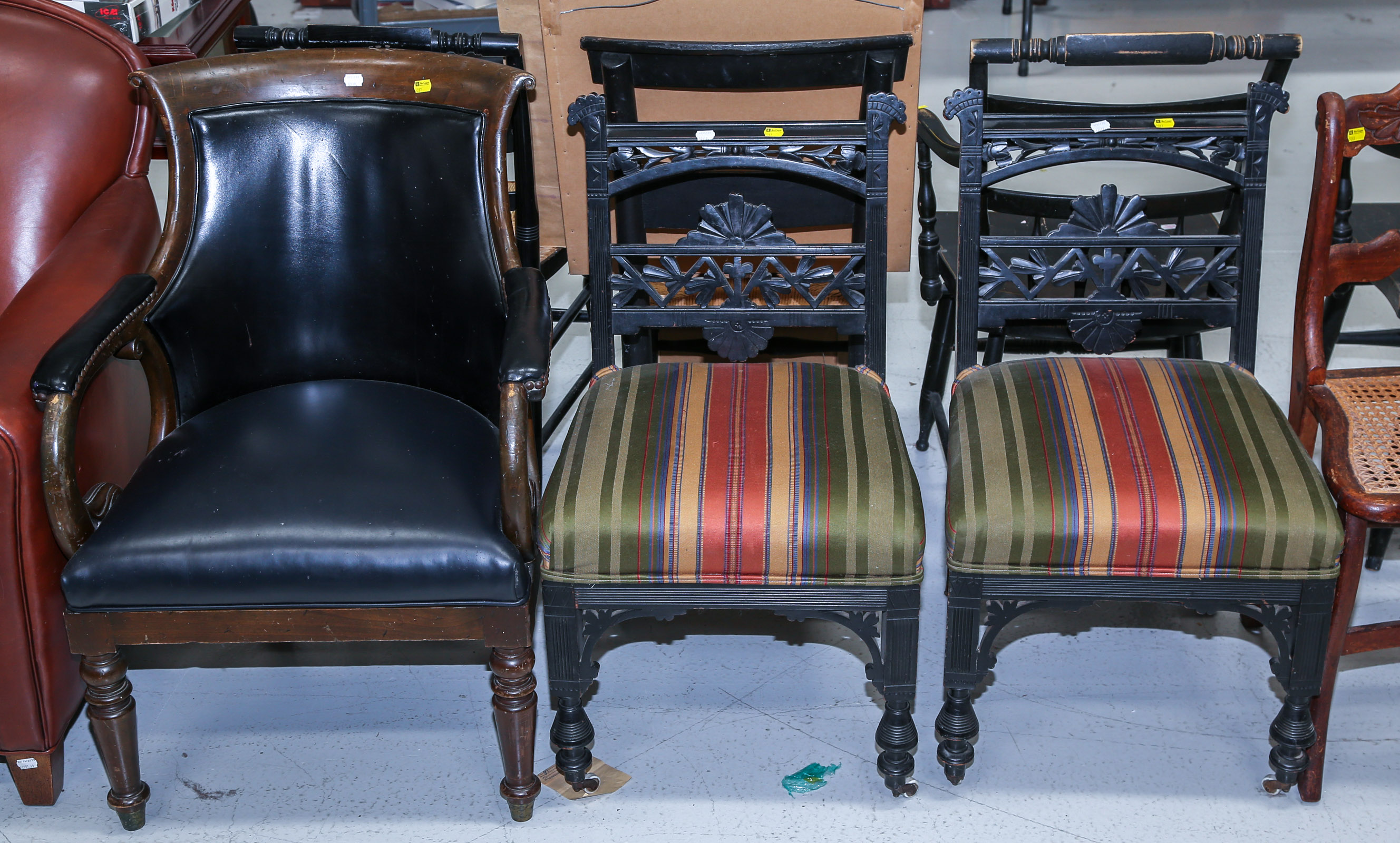 GROUP OF THREE ASSORTED CHAIRS 3b24c5