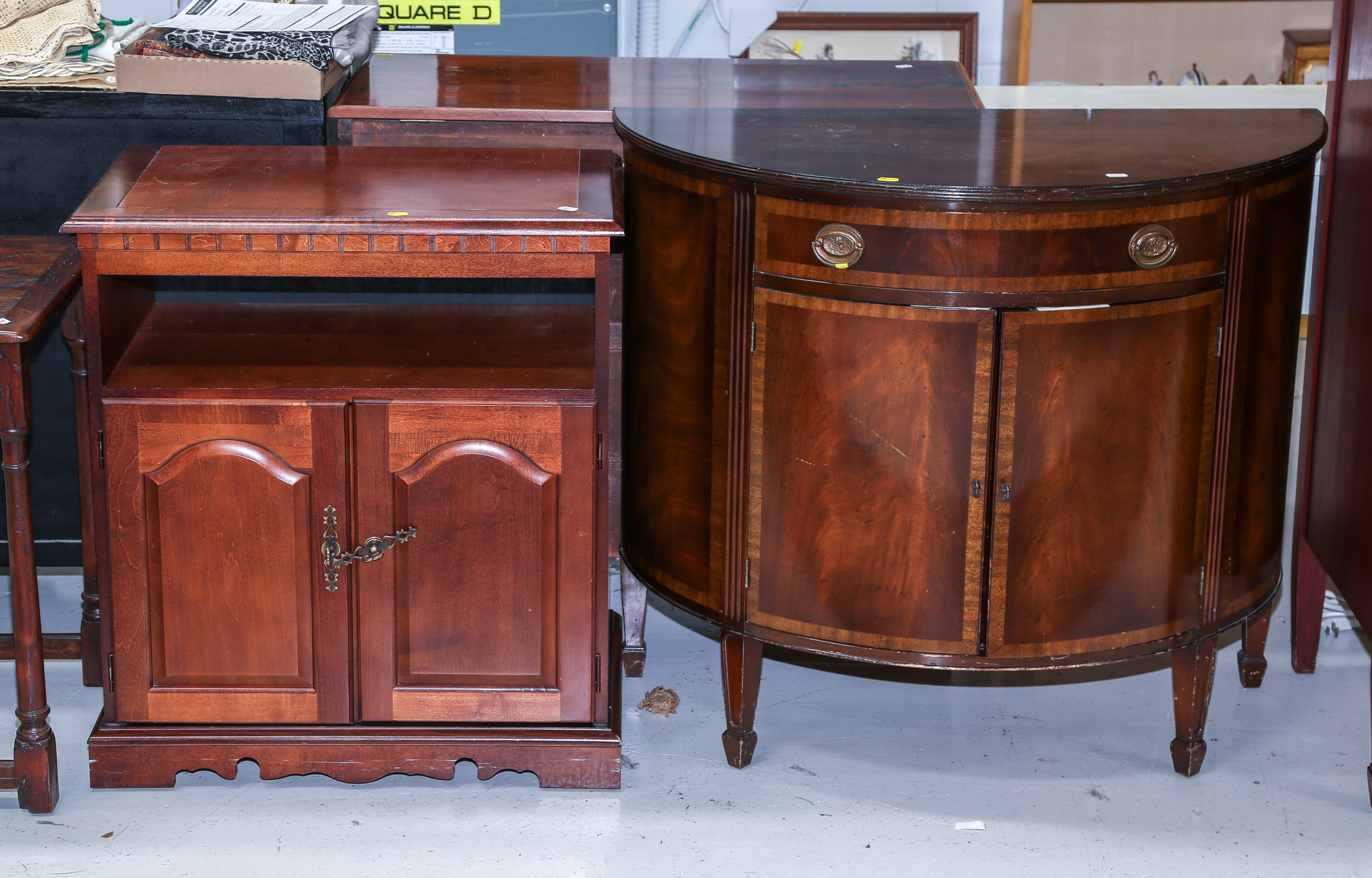 TWO PIECES OF FEDERAL STYLE FURNITURE