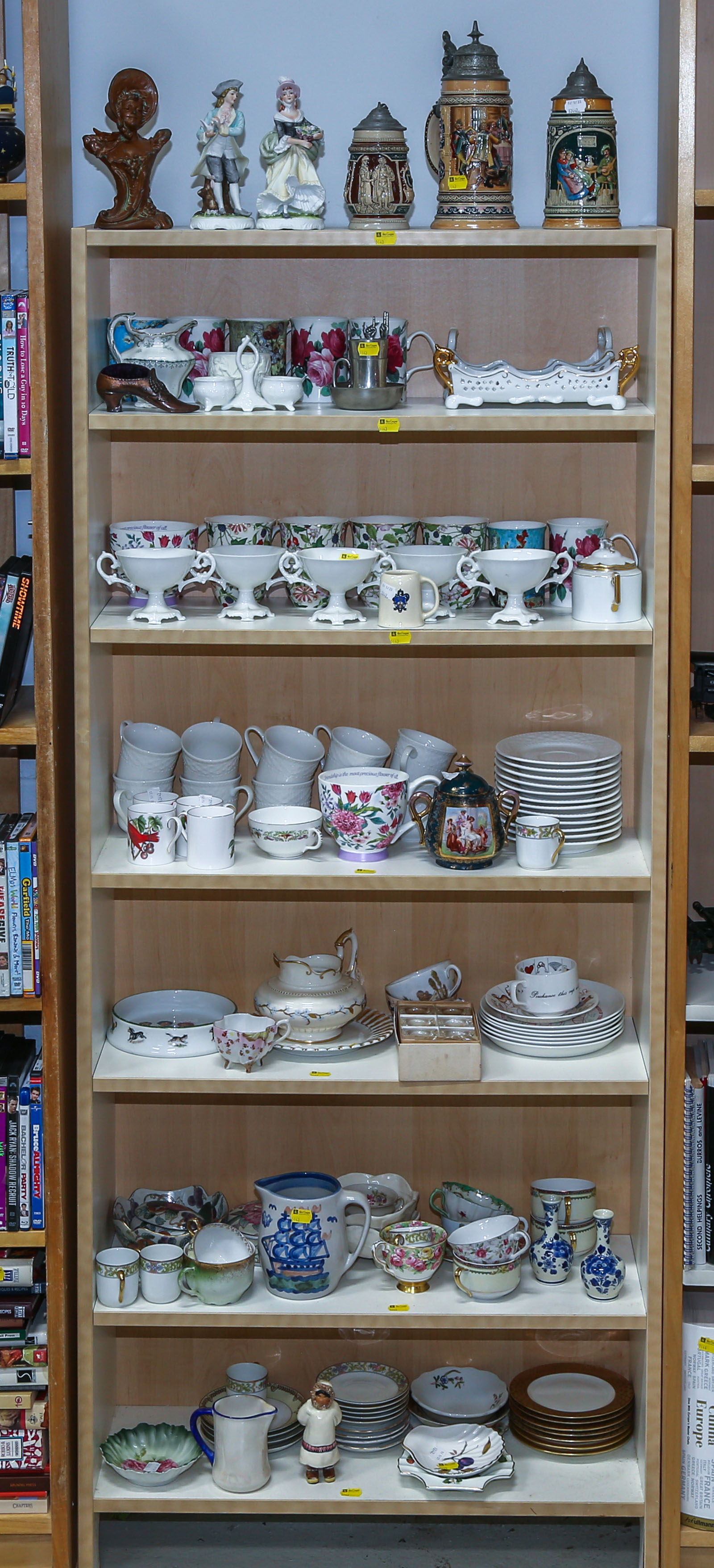 A LARGE ASSORTMENT OF CHINA COLLECTIBLES 3b24fb