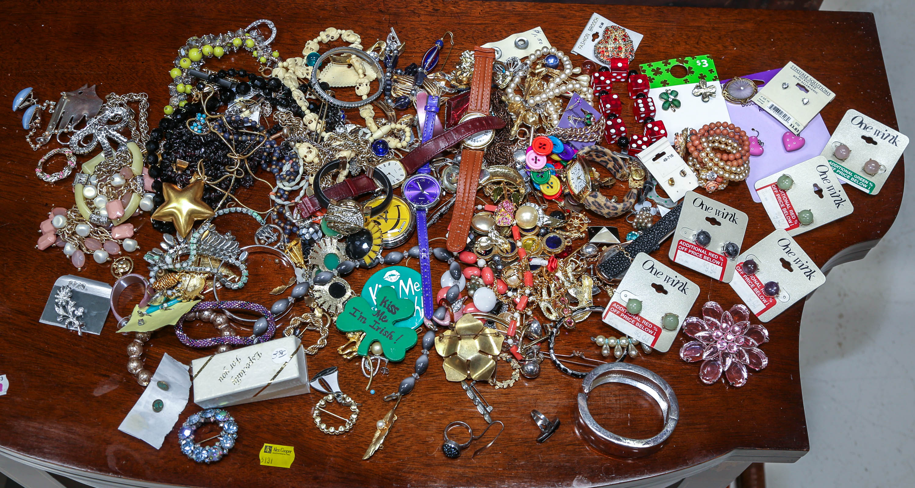 BAG OF LADIES COSTUME JEWELRY Primarily