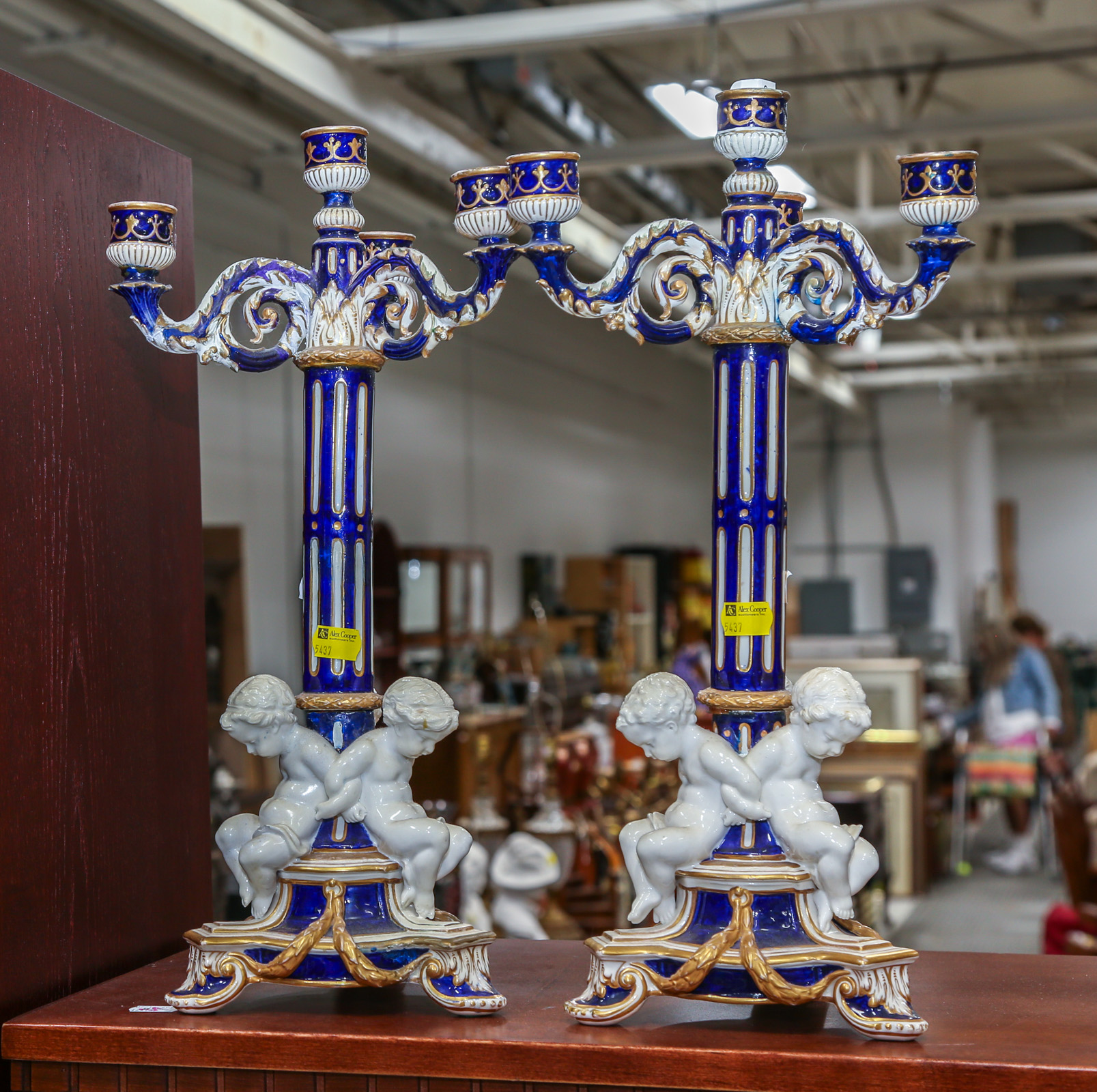 A PAIR OF CONTINENTAL PORCELAIN